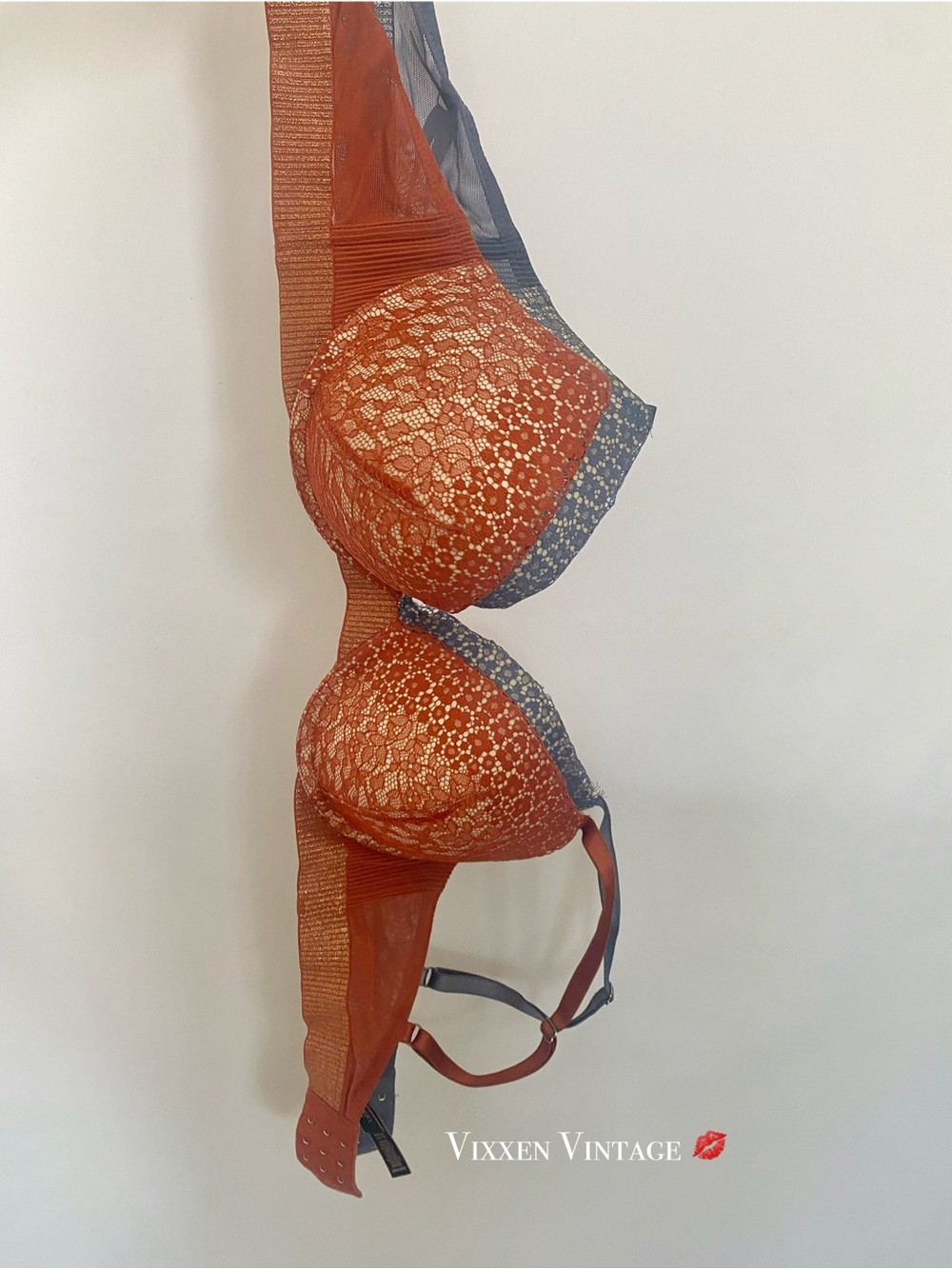 VICTORIA'S SECRET 2019 'VERY SEXY' LACE SHIMMER BAND PUSH-UP BRA BUNDLE LOT OF 2